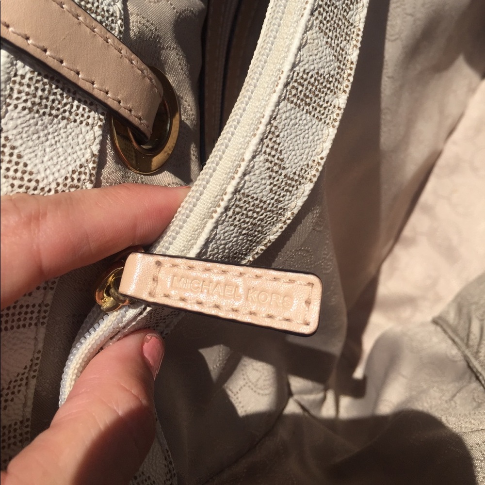 Michael Kors Jet Set Signature Handbag - Picture 5 of 8